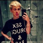 Celebrities Vip Ugly Selfie Moda Challenge 2014 Sfida Foto Scatti Miley Cyrus