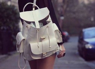 Tendenza zaini 2014, da sfoggiare non solo a scuola! Zaino Chanel Effetto Used Graffiti Karl Lagerfeld Collezione Accessori Carpisa Accessorize Pied de Poule EcoPelliccia Tendenza 2014