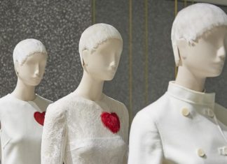 Valentino apre a Manhattan e festeggia con una sfilata “mettendoci il cuore”