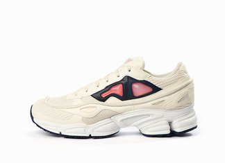 Adidas by Raf Simons, una collezione spaziale Adidas by Raf Simons Collezione Limitata Spaziale Scarpe Astronauti