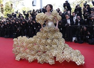 I 10 abiti più brutti del 2014 selezionati da Mode Dieci Abiti Piu Brutti Anno 2014 Katie Holmes Errori Celebrities