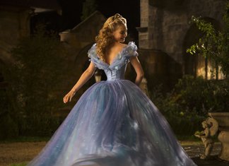 Film Cenerentola, costumi da 1,7 milioni di Swarovski Costumi Cenerentola 1,7 Milioni Swarovski Sfarzo Scena Prezzo Cristalli Cartone Animato Live Action