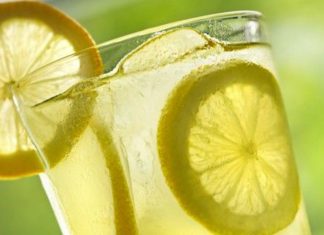 Acqua e limone, 7 motivi per berla ogni mattina Acqua e Limone Sette Motivi Berla Ogni Mattina Fa Bene