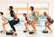 Esercizi gambe, come tonificarle in tre mosse Gambe Toniche Squat Esercizio Sedia Muro Sollevamenti Pesi Affondi Glutei Serie