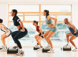 Esercizi gambe, come tonificarle in tre mosse Gambe Toniche Squat Esercizio Sedia Muro Sollevamenti Pesi Affondi Glutei Serie