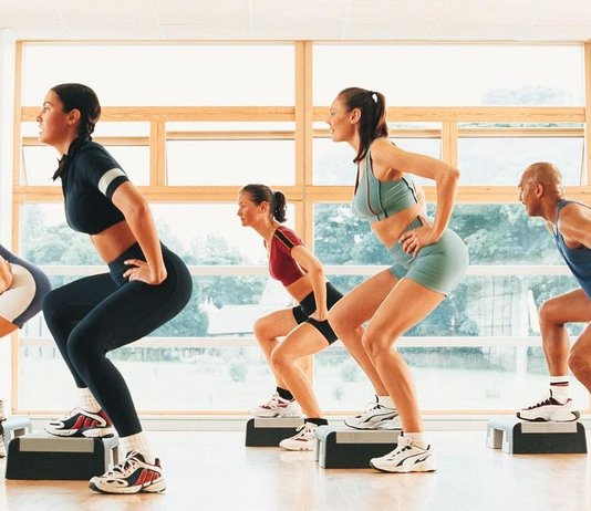 Esercizi gambe, come tonificarle in tre mosse Gambe Toniche Squat Esercizio Sedia Muro Sollevamenti Pesi Affondi Glutei Serie