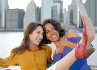 Selfie Shoes, arriva l’autoscatto coi piedi – VIDEO Selfie Shoes Miz Mooz Stick Trasformazione Foto Piedi Scatto Rivoluzione Autoscatto