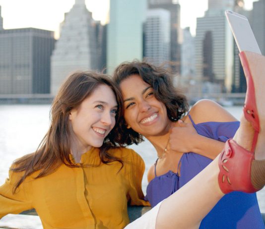 Selfie Shoes, arriva l’autoscatto coi piedi – VIDEO Selfie Shoes Miz Mooz Stick Trasformazione Foto Piedi Scatto Rivoluzione Autoscatto