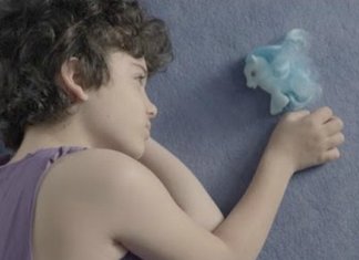 The Light, la storia di un bambino diverso – VIDEO The Light Video Virale Storia Bambino Diverso HollySiz Femmina Maschio Diversità