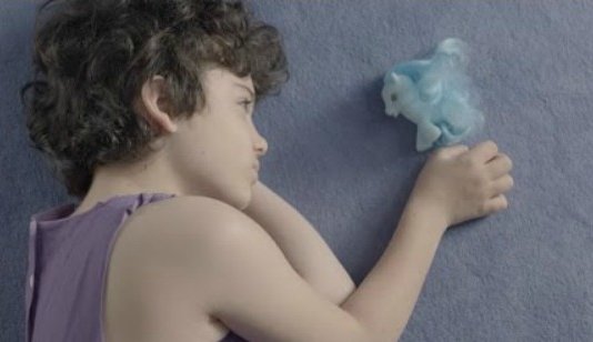 The Light, la storia di un bambino diverso – VIDEO The Light Video Virale Storia Bambino Diverso HollySiz Femmina Maschio Diversità