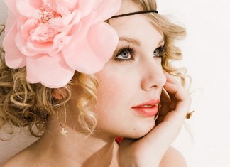 Moda di primavera: le acconciature con i fiori nei capelli fiori-nei-capelli-rosa-rosa