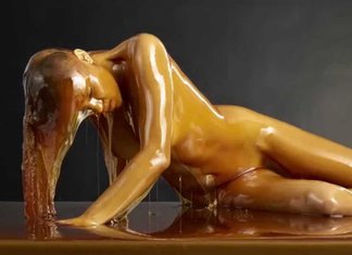 Preservation, i nudi immersi nel miele che ipnotizzano