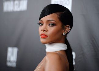 Rihanna al Festival di Coachella, sniffava veramente cocaina?-VIDEO