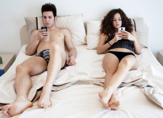 Lo smartphone uccide il sesso, più baci e meno messaggi