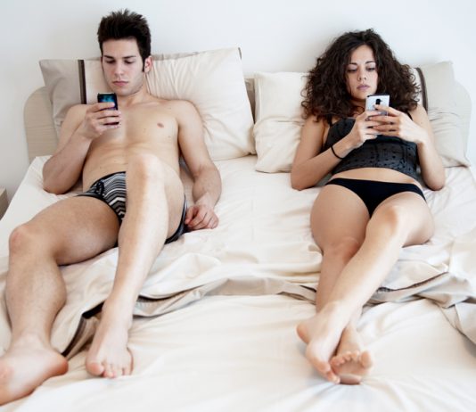 Lo smartphone uccide il sesso, più baci e meno messaggi