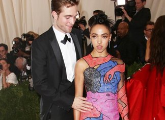 L’abito di FKA Twigs al Met e il dettaglio troppo “hot” Abito FKA Twigs Met Gala 2015 Robert Pattinson