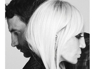 Donatella Versace x Givenchy, testimonial d’eccezione Donatella Versace Testimonial Givenchy Riccardo Tisci Maison Moda