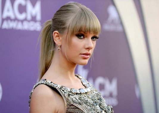 I problemi della frangia, 6 cose che prima devi sapere Ragazze Frangia Problemi Capelli Vento Soluzioni Taylor Swift